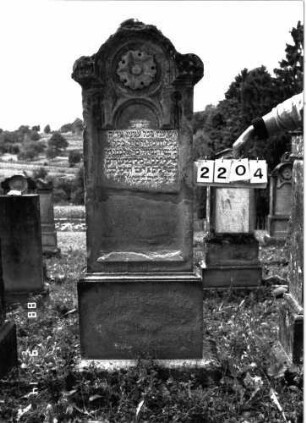 Grabstein 2204 (Index: 100097244) Maße HxBxT: 182x53x23 cm Symbolik: Blumenkranz: Grabstein 2204