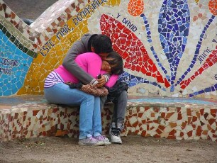 Lima-Miraflores - Paar im "Amor Park" : Im "Amor-Park" am Pazifik schmust auf einer Bank vor einem bunten Mosaik ein Pärchen. Aufgenommen am 8. September 2011 in Lima-Miraflores