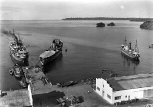 Der Hafen von Malabo : Rechts im Bild ist der Küstendampfer "Gomera" zu sehen, daneben das Kanonenboot "Valvo Sotelo" und der Frachtdampfer "Escolano".