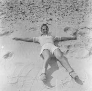 Elisabeth Gremmler liegt am Strand