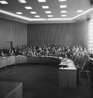 Kreistagssitzungssaal: Kreistagssitzung: Blick vom Podium auf rechts sitzende Kreistagsabgeordnete