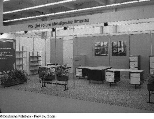 Leipzig. Leipziger Herbstmesse, 1983. Raumaufnahme. Ausstellungskoje des VEB Elektro- und Metallgeräte Ilmenau