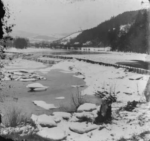 Unbekannter Ort : Unbekannter Ort. Blick über einen Fluss Saale? auf einen Ort. Winteraufnahme