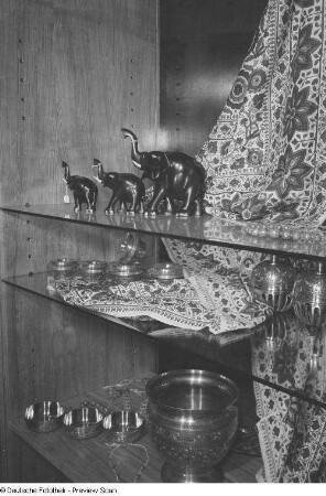 Kleinexponate der indischen Sektion auf der Leipziger Herbstmesse 1954