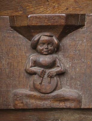 Südliches Chorgestühl — Weibliche Figur mit Trommel?