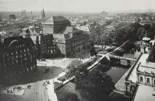 Dresden-Altstadt. Ostra-Allee. Blick vom Turm der Sophienkirche über den Zwingergraben und das Schauspielhaus (nach Westen)