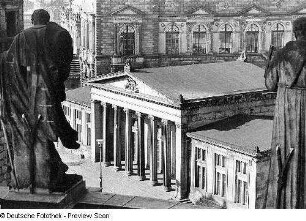 Altstädter Wache : Blick von der Katholischen Hofkirche auf die Altstädter Wache (1830-1832; Karl Friedrich Schinkel, J. Thürmer)