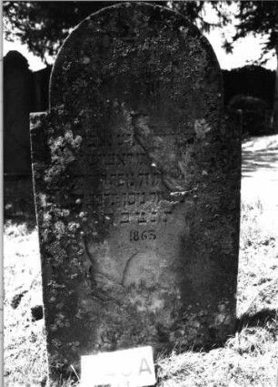 Grabstein 146 (Index: 100085457) Zustand: Rückseite teilweise gesprungen m. Textver Maße HxBxT: 108x59x10 cm Beschreibung: Stele, eingezog. Rundbogenabschl. , Schriftfeld eingetieft mit Maßwerk auf Vordersei: Grabstein 146A