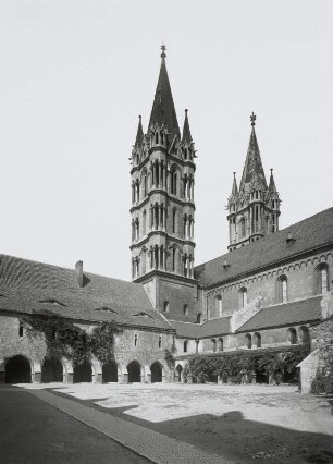 Naumburg, Dom, Domhof : Naumburg. Dom St. Peter und Paul. Domhof mit Kreuzgang und West-Türmen von Südosten