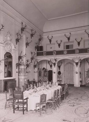 Moritzburg. Jagdschloss. Großer Speisesaal mit gedeckter Tafel (polnisches Krönungsservice). Blick nach der Musikerempore