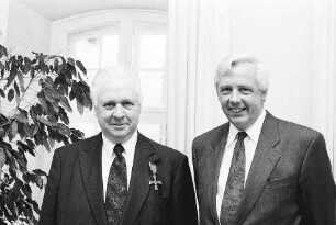 Freiburg im Breisgau: Klaus von Trotha, Minister für Wissenschaft, Forschung und Kunst, verleiht Dr. Willi Erzgräber das Bundesverdienstkreuz