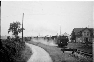 Lok 11, Einfahrt Bahnhof Kleinengstingen, rechts Bahnhofswirtschaft, abgebrochen um 1970