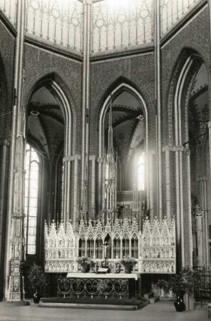 Bad Doberan. Ehemalige Zisterzienserklosterkirche. Chorraum mit Hochaltar und Sakramentshaus