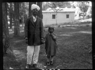 Indien. Kashmir. Ladakh. Leh. Indischer Beamter mit seiner Tochter