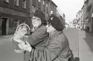 2 Frauen mit Katze