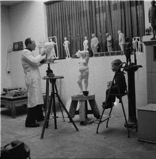 ZB-Reportage Kultur. Besuch beim Bildhauer Professor Walter Howard. Der Künstler in seinem Atelier in Radebeul, ein Porträt seines Sohnes modellierend