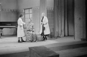 Szenenbilder aus dem Schwank "Ein Ruhetag" von Walentin Petrowitsch Katajew im Theater am Schiffbauerdamm Berlin