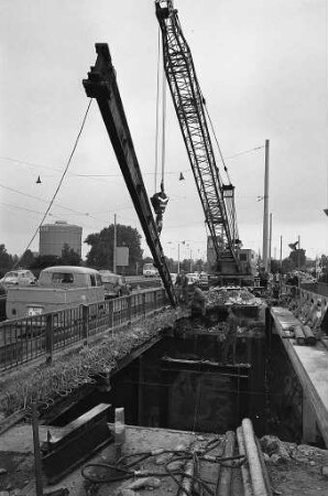 Demontage eines Brückenteils an der nördlichen Durlacher Allee über das Gütergleis nach Hagsfeld im Zusammenhang mit der Verbreiterung der Durlacher Allee.