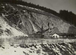 Geisingberg, Basaltbruch mit Gebäuden