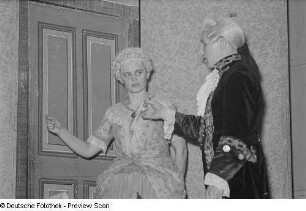 Auftritt einer Theatergruppe beim Bezirksausscheid für Volkskunstgruppen 1954