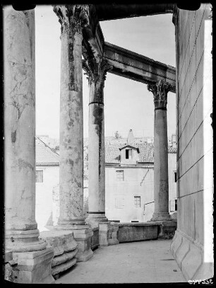 Split, westlicher Säulengang am Mausoleum