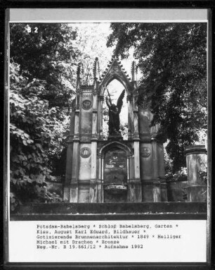 Gotisierende Brunnenarchitektur — Heiliger Michael mit Drachen
