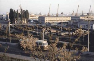 Konstanza [Constanta]: Boulevard Marinarilor mit Hafen und Bussen