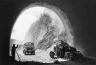 Drackensteiner Hang, Erneuerung der Fahrbahndecke, Von März - Juni 1960. Ausbrechen und Verladen von Kleinpflaster am Nasenfelstunnel