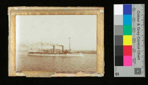 Aufnahme auf Karton aufgezogen mit Goldrahmen von Kleiner Kreuzer S.M.S. "Nymphe"