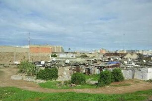 Elendsbehausungen : Blick auf Elendsquartiere an der Bahnstrecke bei Casablanca, aufgenommen am 05.11.2008
