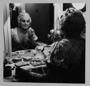 Rollenporträt Angela Kolniak (1894-1964; Sopranistin) in der Garderobe (im Kostüm aus "Der Vogelhändler" von Carl Zeller). Reproduktionspositiv nach Fotografie von Gerhard Laßig. Staatsoper Dresden, 1942/1943