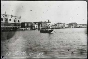 Venedig. Gondel im Bacino di San Marco vor der Riva degli Schiavoni