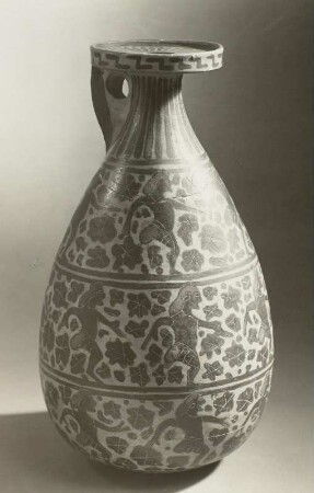 Henkelkanne mit Friesen von Tänzern : Henkelkanne mit Friesen von Dickbauchtänzern (Masken) und floralen Ornamenten. Korinth, um 620 vor Christi. Altenburg: Lindenau-Museum CV 13