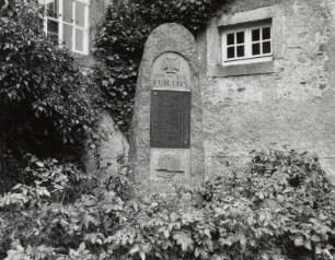 Denkmal für die Gefallenen des Ersten Weltkrieges der Gemeinde Griesbach : Denkmal für die Gefallenen des Ersten Weltkrieges der Gemeinde Griesbach. Sandstein, Dioritplatte (nach 1918). Schneeberg (Kreis Schneeberg), Kirchhof