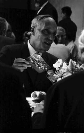 12. Tagung 1962 Physik; Bayrisches Frühstück: James Franck mit Postkarte (wahrscheinlich Lindau)