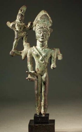 Archaische Spiegelstütze in Gestalt einer nackten Frau mit Eros auf der Schulter