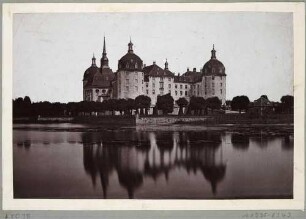 Das Jagdschloss Moritzburg bei Dresden von Südwesten über den Schlossteich gesehen