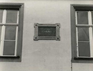 Bannewitz-Nöthnitz. Schloß. Nordwestflügel. Tafel zum Gedenken an den Aufenthalt Johann Joachim Winckelmanns (1748/54) auf Schloß Nöthnitz. Sandstein, Granit (?) um 1875