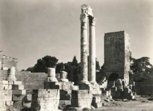 Arles. Römisches Theater aus der Zeit des Augustus, die Säulen vor der Bühnenwand aus Carrara-Marmor