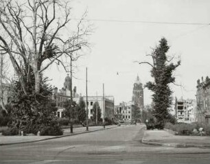 Dresden-Altstadt, Ringstraße. Blick nach Osten zur Ruine der Evangelischen Reformierten Kirche und zur Ruine des Neuen Rathauses