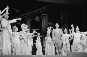 Szenenbilder aus der Operette "Die schöne Helena" von Jaques Offenbach im Metropol-Theater Berlin