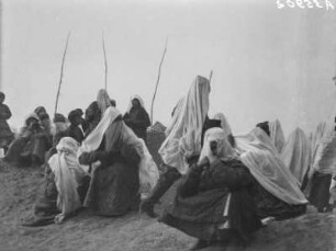 Frauen aus Zentralasien : Eine Gruppe von Frauen und Kindern aus Zentralasien im Tian Shan Hochgebirge. Die Frauen tragen Kopftücher