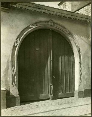 Haus Nr. 63, Tor, 1600. Schlußstein mit Wappen PB