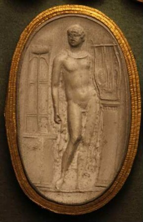 Apollo mit Leier, vor einem Altar mit Dreifuß stehend (Daktyliothek, Erstes Mythologisches Tausend)