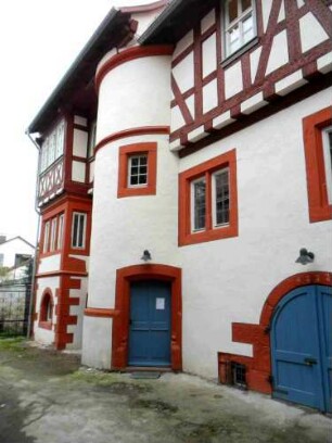 Stadtbild-Hof der Gayling von Altheim (erbaut 1555) - Ansicht über Traufseite mit eingestelltem Treppenturm zu den Fachwerk-Obergeschossen