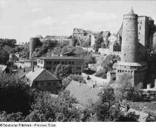 Bautzen. Blick von der Kronprinzenbrücke nach Nordnordosten auf Ortenburg und Alte Wasserkunst (1558; W. Röhrscheidt )
