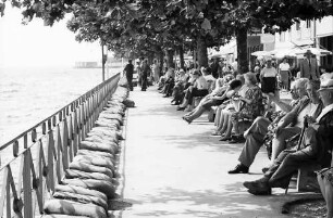 Meersburg: Uferpromenade mit Publikum