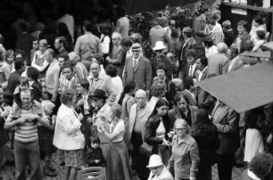 Freiburg: Freiburger Weinfest 1975; Besucher vor den Buden auf dem Münsterplatz; von oben