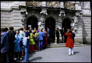 Linderhof: Publikum vor dem Schlosseingang