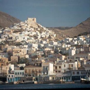 Syros, Ano Syra über dem Hafen Ermupolis